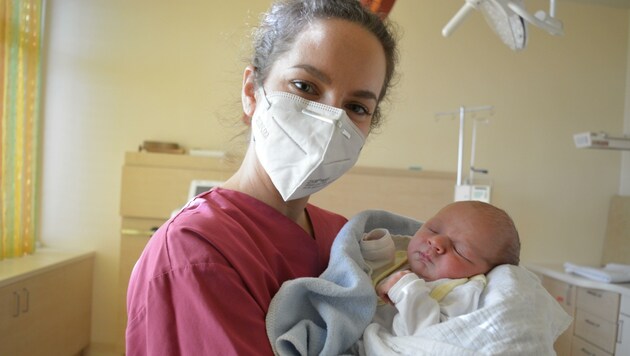 Im Klinikum Freistadt, kamen 8365 Babys zur Welt. Max, mit Hebamme Lisa Garcia, war am 31. Dezember das letzte 2020er-Baby. (Bild: OÖG)