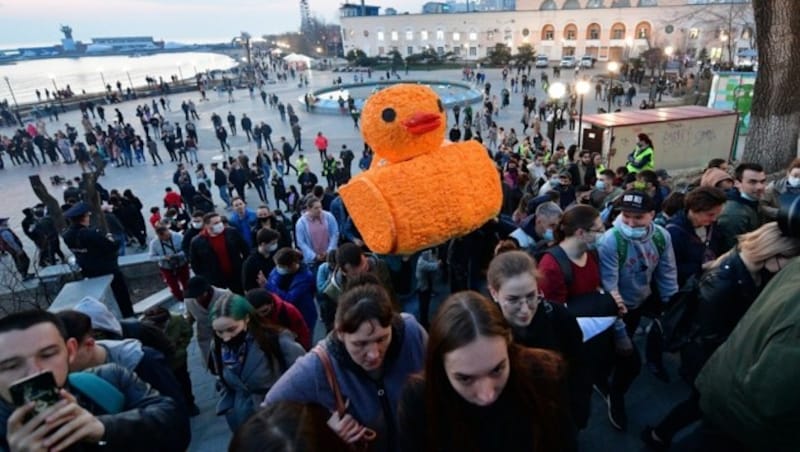 Demonstranten in Wladiwostok tragen eine riesige Ente. Sie ist eine Anspielung auf den Vorwurf Nawalnys, dass der russische Ex-Premier Dmitri Medwedew luxuriöse Immobilien besitzt - inklusive Entenstall. (Bild: APA/AFP/Pavel KOROLYOV)