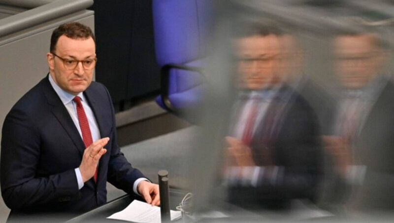 Der deutsche Gesundheitsminister Jens Spahn (CDU) warb im Bundestag für die Notbremse. (Bild: APA/AFP/John MACDOUGALL)