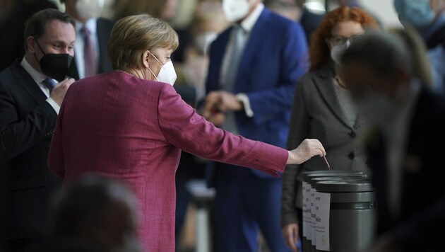 Für Bundeskanzlerin Angela Merkel ist die Notbremse überfällig. (Bild: AP)