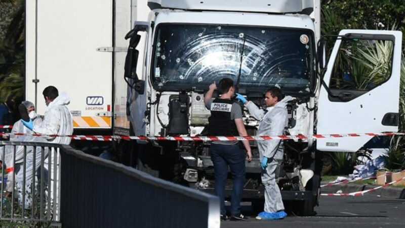 Mit diesem Lkw fuhr der Täter am 14. Juli 2016 auf der Flaniermeile von Nizza in eine Menschenmenge. (Bild: AFP)