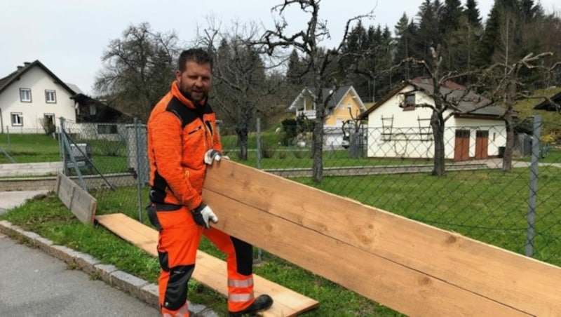 In den vergangenen Tagen hat Hannes von der Straßenmeisterei Villach mit seinen Kollegen die Froschzäune abgebaut. (Bild: Peter Kleinrath)