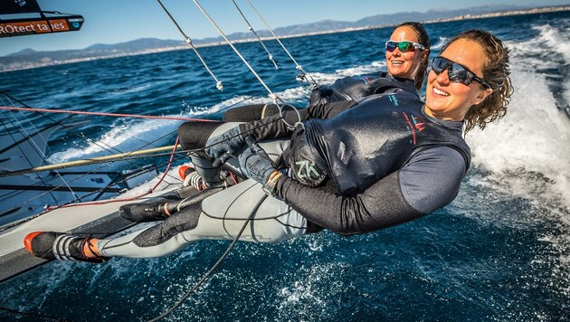 Zwei Frauen in einem Boot: Laura Schöfegger und Anna Boustani (re.) – drei Saisonen segelte das Duo zusammen, im Herbst 2020 war Schluss. (Bild: Tobias Stoerkle www.blende64.c)