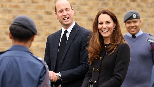 Herzogin Kate und Prinz William schlugen sich beim ersten Auftritt nach dem Tod von Prinz Philip tapfer und zeigten sich mit einem strahlenden Lächeln. (Bild: AFP)