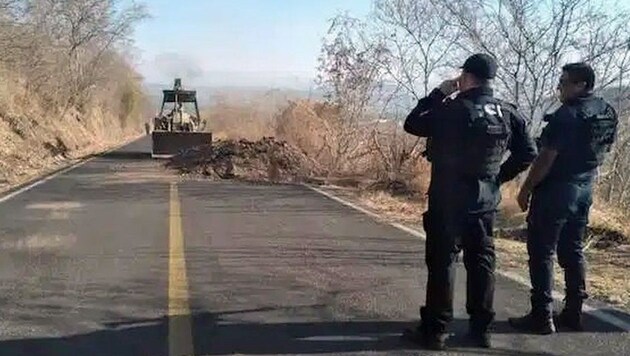 Die Kartelle errichten Straßensperren, um verfeindete Banden und die Polizei fernzuhalten. (Bild: Michoacán State Security Department)