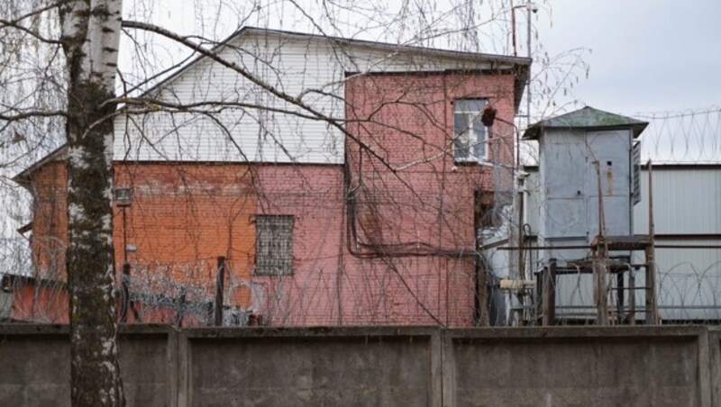 Nach Angaben der Gefängnisbehörde wurde Alexej Nawalny in ein Spital in dieser Strafkolonie in Wladimir, 180 Kilometer östlich von Moskau, verbracht. (Bild: AP)