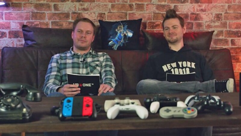 Führen diesmal durch die Welt der Gamepads: Dominik Erlinger und Thomas Leitner sind auf der Suche nach dem perfekten Controller. (Bild: krone.tv)