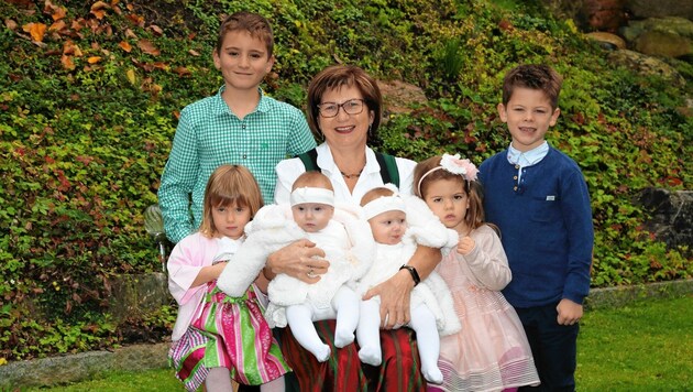Anni aus Eibiswald im Kreise ihrer Familie: Alleine im vergangenen Jahr wurde die 59-Jährige viermal Oma! Nun sucht die Familie nach Stammzellen-Spendern für die rettende Heilung. (Bild: Geben für Leben)
