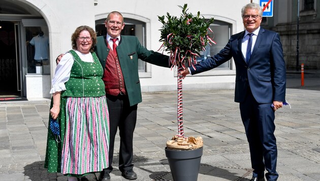 2020 gab’s von Monika und Günther Kreutler (Heimat- und Trachtenverein, l.) nur ein symbolisches Bäumchen. (Bild: Dostal Harald)