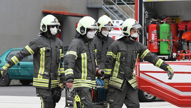 Die Zuständigkeiten für das Entfernen der explosiven Chemikalie musste zuerst geklärt werden – letzten Endes griff die Feuerwehr ein. (Bild: P. Huber)