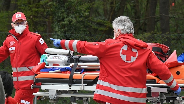 A mentősök a sérültet kórházba szállították. (Bild: P. Huber)
