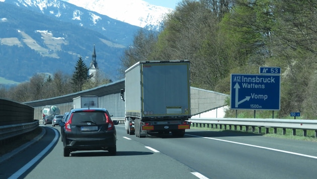 Auf der A12, Fahrtrichtung Innsbruck auf Höhe Vomp, begannen die Attacken der Lenkerin. (Bild: zoom.tirol)