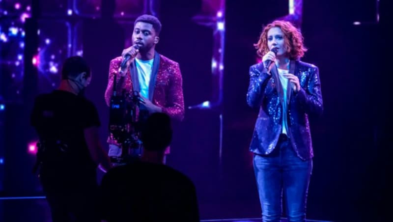 Fred Owusu trat im Duett mit Anna Heimrath auf. Sie performten „Anywhere Away from Here“ von Rag’n’Bone Man und Pink. (Bild: ORF)