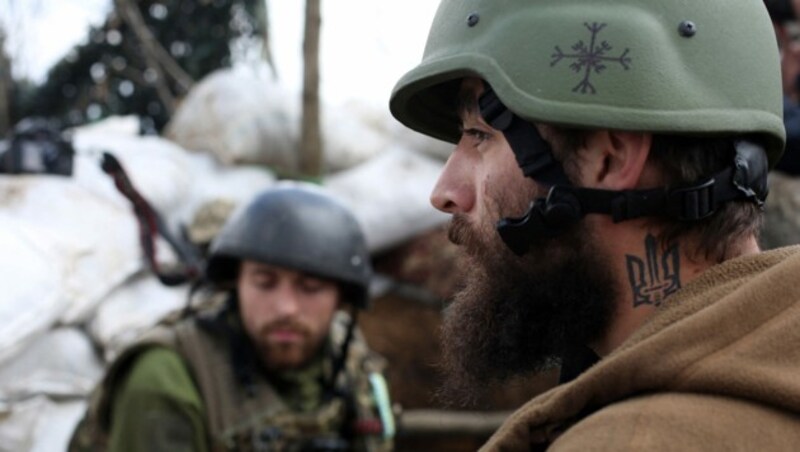 Zwei ukrainische Soldaten an der Front in der Ostukraine (Bild: AFP)