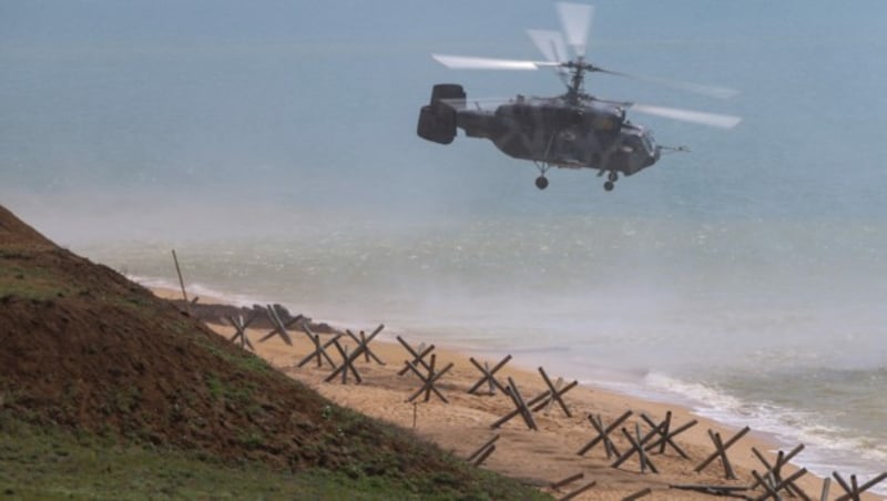 Ein russischer Militärhubschauber auf der Krim-Halbinsel (Bild: AFP)