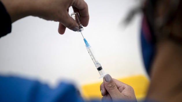 Es handle sich um eine "Vorsichtsmaßnahme" zum Schutz der Impfwilligen. (Bild: AFP)