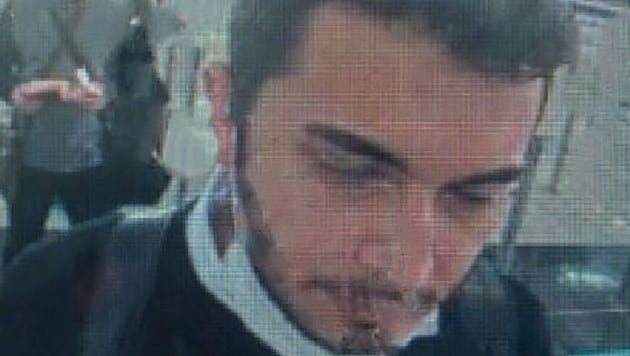 Thodex-Gründer Faruk Fatih Özer wurde bei der Passkontrolle am Istanbuler Flughafen von einer Überwachungskamera gefilmt. (Bild: APA/AFP/Demiroren News Agency (DHA)/Handout)