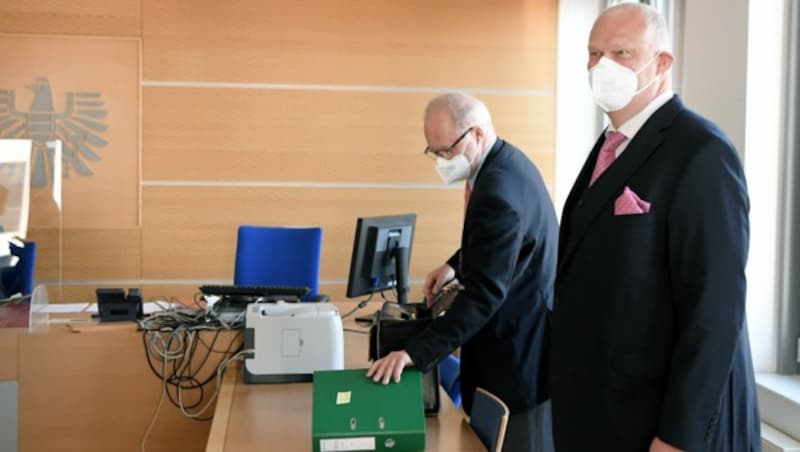 Berndt Querfeld und sein Anwalt Alfred Nemetschke vor Verhandlungsbeginn (Bild: APA/ROLAND SCHLAGER)