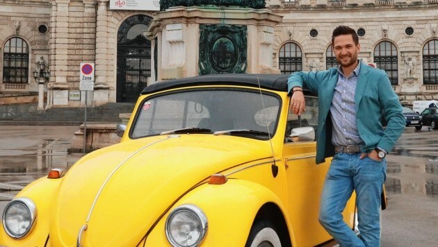 Schönes Stück: Richard „Richie“ Deutinger auf dem Wiener Heldenplatz mit einem Oldtimer-Käfer. (Bild: Zwefo)
