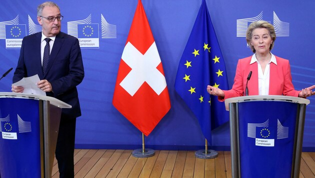 EU-Kommissionspräsidentin Ursula von der Leyen und der Schweizer Bundespräsident Guy Parmelin bei einer Pressekonferenz am Freitag (Bild: AFP)