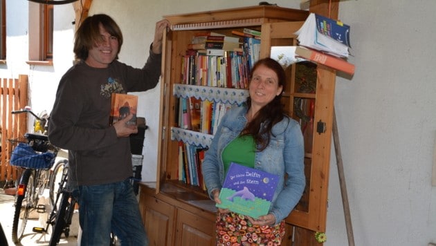 Martin Weinhandl und Michaela Loos Grundtner beim ersten aufgestellten Bücherschrank am Ulmenweg 48. (Bild: Charlotte Titz)