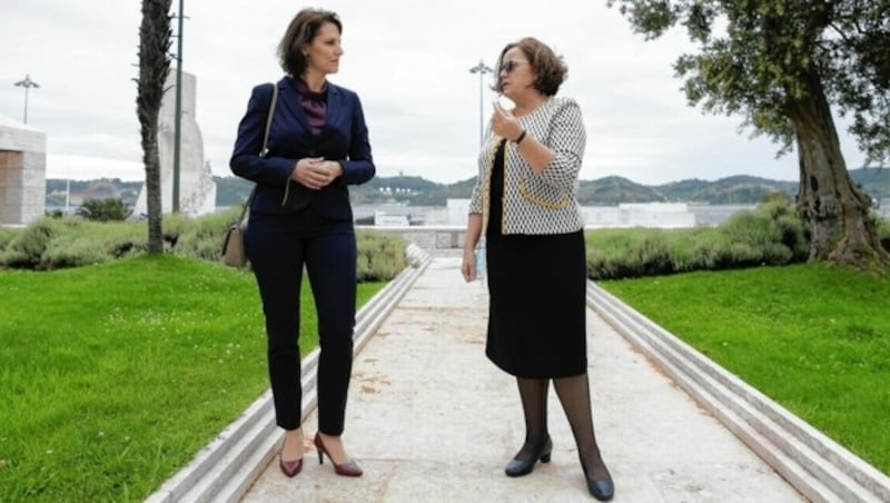 Grüner Pass: Ministerin Karoline Edtstadler (li.) und Portugals Staatssekretärin Ana Paula Zacarias sind sich einig (Bild: BKA/Andy Wohlmuth)