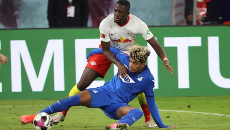 Ibrahima Konate im Zweikampf mit Hoffenheim Georginio Rutter (Bild: AP)