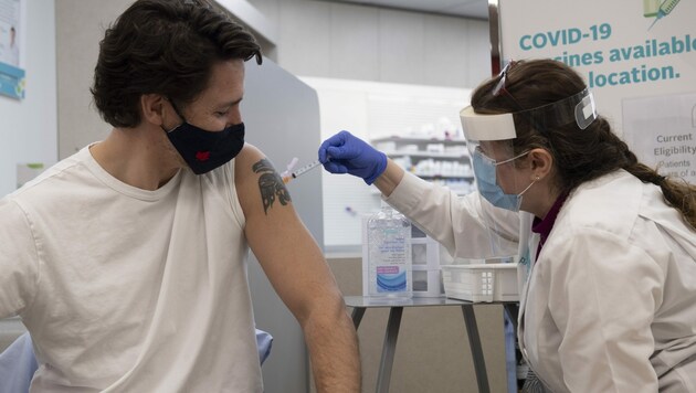 Justin Trudeau wurde mit dem Impfstoff von AstraZeneca geimpft. (Bild: AP)
