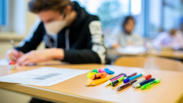 Je nach Bundesland kehrten bis zu zehn Prozent der abgemeldeten Schüler mittlerweile wieder in den regulären Schulbetrieb zurück. (Bild: APA/dpa/Moritz Frankenberg)