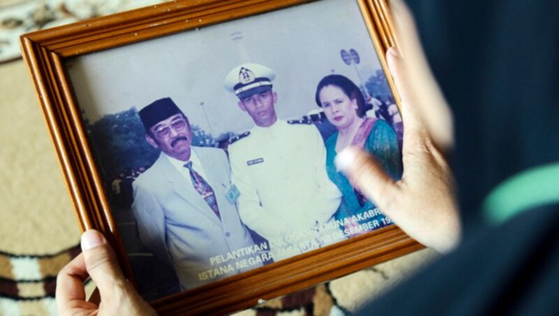 Ein Familienfoto zeigt Harry Setiawan, Kommandant des vermissten U-Bootes. (Bild: AFP)