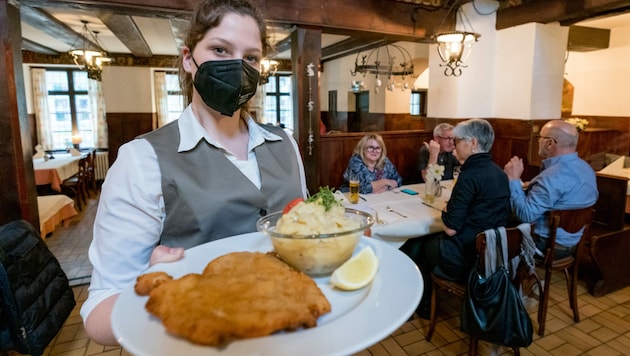 In der Gastronimie herrscht Personalmangel. (Symvolbild) (Bild: APA/DIETMAR STIPLOVSEK)