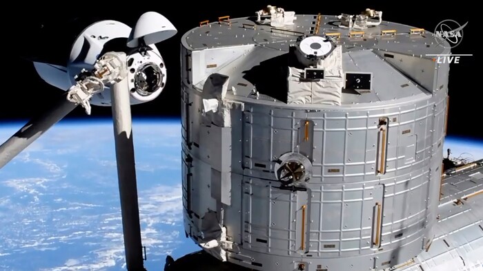 Die „Crew Dragon“-Kapsel kurz vor dem Ankoppeln an der Raumstation ISS