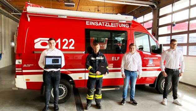 Die drei Informatik-Maturanten haben die Software jetzt an die Feuerwehr übergeben. (Bild: FF Pinkafeld)