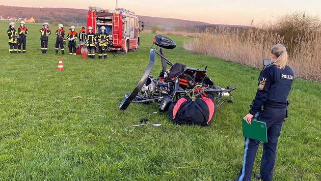 Der Pilot des Gyrocopters konnte nach dem Absturz nur mehr tot geborgen werden. (Bild: facebook.com/FreiwilligeFeuerwehrReckendorf)