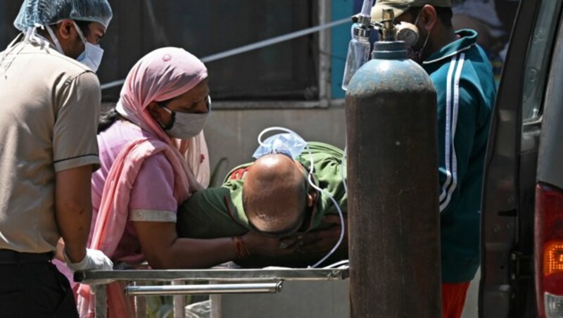 Ein Corona-Patient wird vor einem Spital in Neu-Delhi mit Sauerstoff versorgt. (Bild: AFP)