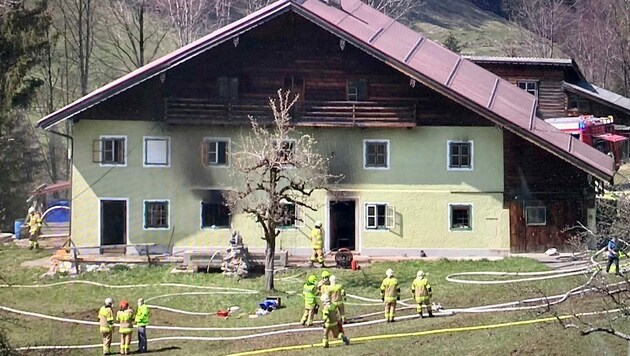In Krispl (Tennengau) ist am Samstagnachmittag in einem alten Bauernhaus ein Brand ausgebrochen. (Bild: Markus Tschepp)