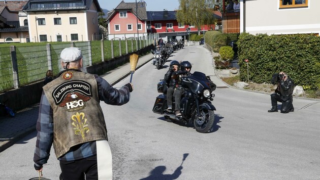 Der Siezenheimer Diakon Albert Hötzer besprengte Motorräder mit Weihwasser (Bild: Tschepp Markus)