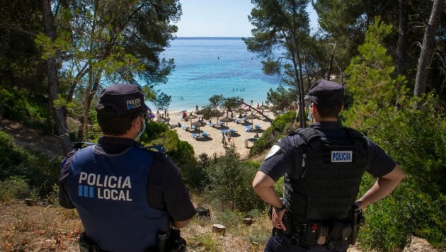 Die spanische Polizei kontrolliert auf Mallorca die Einhaltung der Corona-Vorschriften streng. (Bild: AFP)