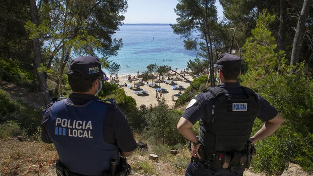 Die spanische Polizei kontrolliert auf Mallorca die Einhaltung der Corona-Vorschriften streng. (Bild: AFP)