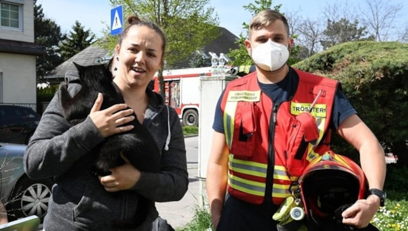 Die Besitzerin mit Einsatzleiter Bernhard Tröszter (Bild: P. Huber)