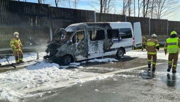 Diesen brennenden Kleinbus konnten die Feuerwehrleute löschen (Bild: FF Eugendorf)