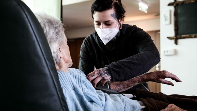 Pflegeassistentin Theresa Wallner bei der Arbeit im Seniorenwohnheim. (Bild: Tröster Andreas)