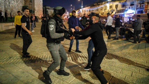 Am Samstagabend kam es den dritten Tag in Folge zu gewaltsamen Ausschreitungen in Jerusalem. (Bild: APA/AFP/AHMAD GHARABLI)
