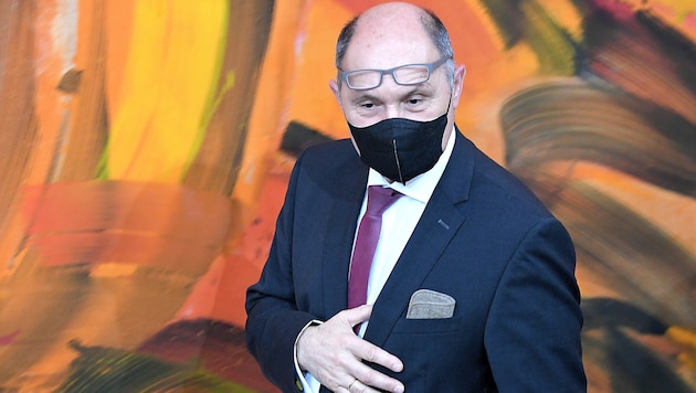 Nationalratspräsident Wolfgang Sobotka ist wegen der Verfahrensordnung „verpflichtet“, den Ibiza-Untersuchungsausschuss zu leiten. Lieber wäre ihm aber, dies würde ein Richter tun. (Bild: APA/ROLAND SCHLAGER)
