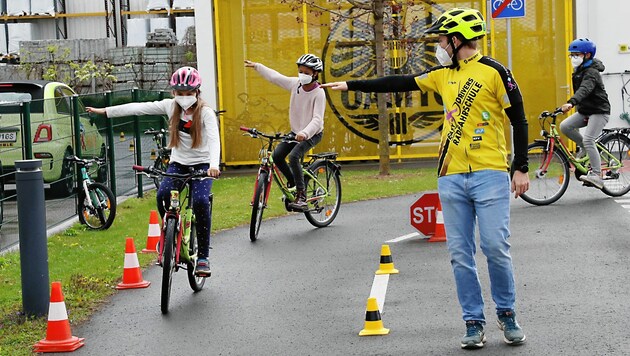 Die Viertklässler bereiten sich im Verkehrserziehungsgarten auf ihre Radprüfung vor. Wind und Wetter können ihnen nichts anhaben. (Bild: Christian Jauschowetz)