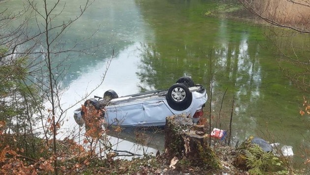 Die 66-jährige Lenkerin drohte in Auto im Taferlklaussee zu ertrinken (Bild: FF Neukirchen bei Altmünster)