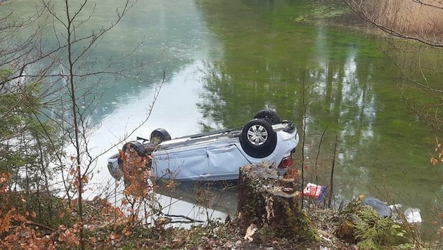 Die 66-jährige Lenkerin drohte in Auto im Taferlklaussee zu ertrinken (Bild: FF Neukirchen bei Altmünster)