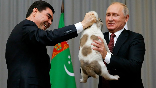 Archivaufnahme aus dem Jahr 2017: Russlands Präsident Wladimir Putin bekommt von seinem turkmenischen Amtskollegen einen Alabai als Gastgeschenk überreicht. (Bild: APA/AFP/POOL/MAXIM SHEMETOV)