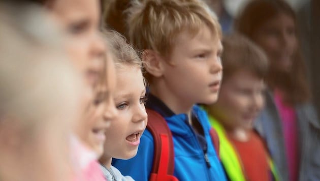 Derzeit dürfen die Kinder der VS Lind nicht gemeinsam in der Klasse singen; stattdessen hören sie täglich ihre Schulhymne. (Bild: VS Lind ob Velden)
