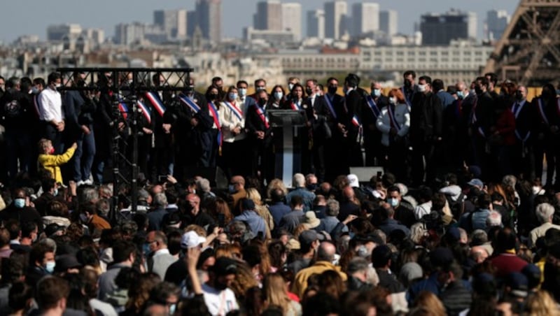 Selbst die Pariser Bürgermeisterin Anne Hidalgo hielt bei der Kundgebung eine Rede. (Bild: APA/AFP/GEOFFROY VAN DER HASSELT)